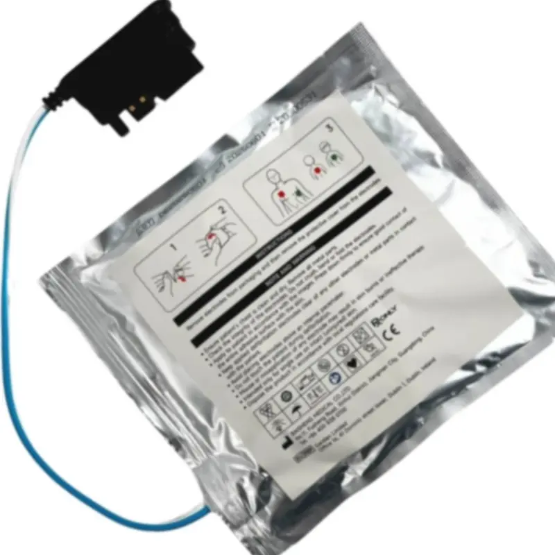 Envase metalizado de electrodos adulto/pediátrico Primedic HeartSave con las instrucciones y conector.