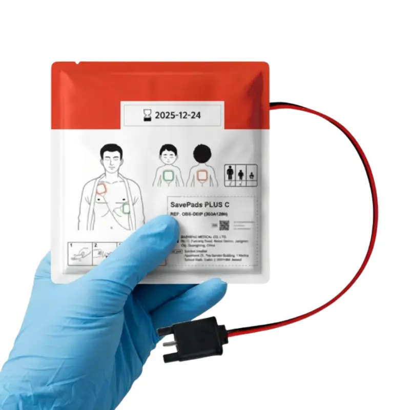 Mano con guante de nitrilo azul sosteniendo el envase sellado de los electrodos multifuncionales Primedic HeartSave myPAD.