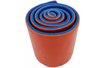 Férula moldeable enrollable Rolling Splint de once por cien centímetros sobre una superficie blanca.