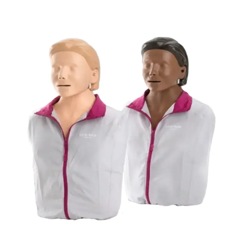 Dos maniquíes de RCP Laerdal Little Anne QCPR con chaqueta blanca, uno de piel clara y otro de piel oscura.