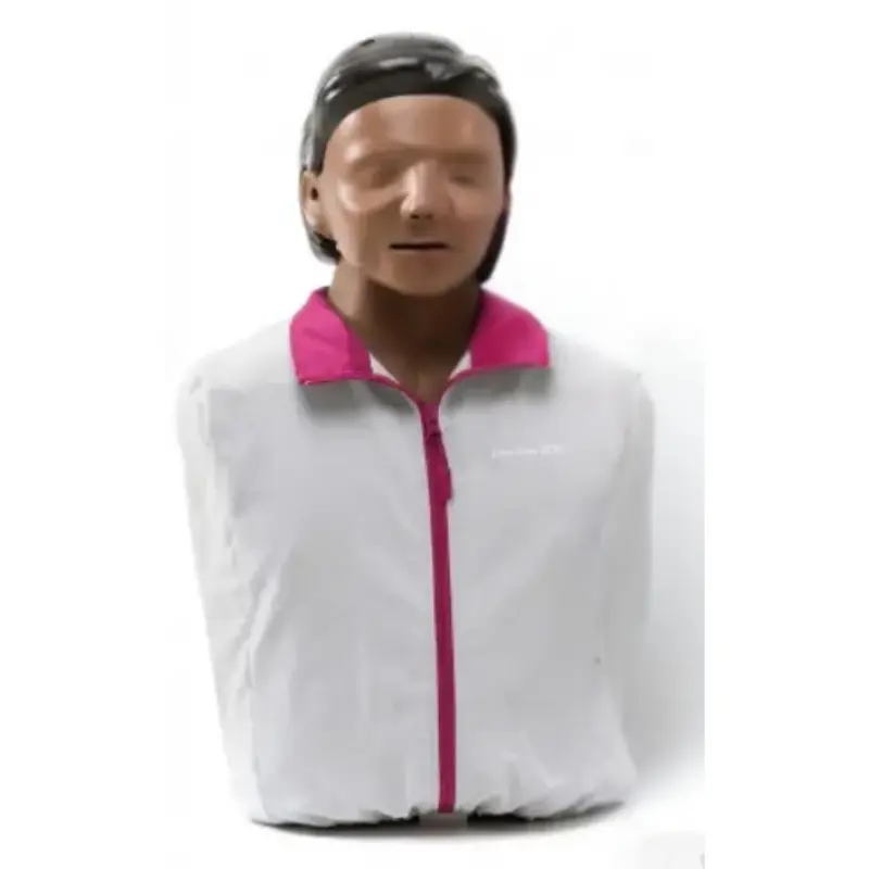 Maniquí de RCP Laerdal Little Anne QCPR de piel oscura con chaqueta blanca y cremallera rosa sobre fondo blanco.
