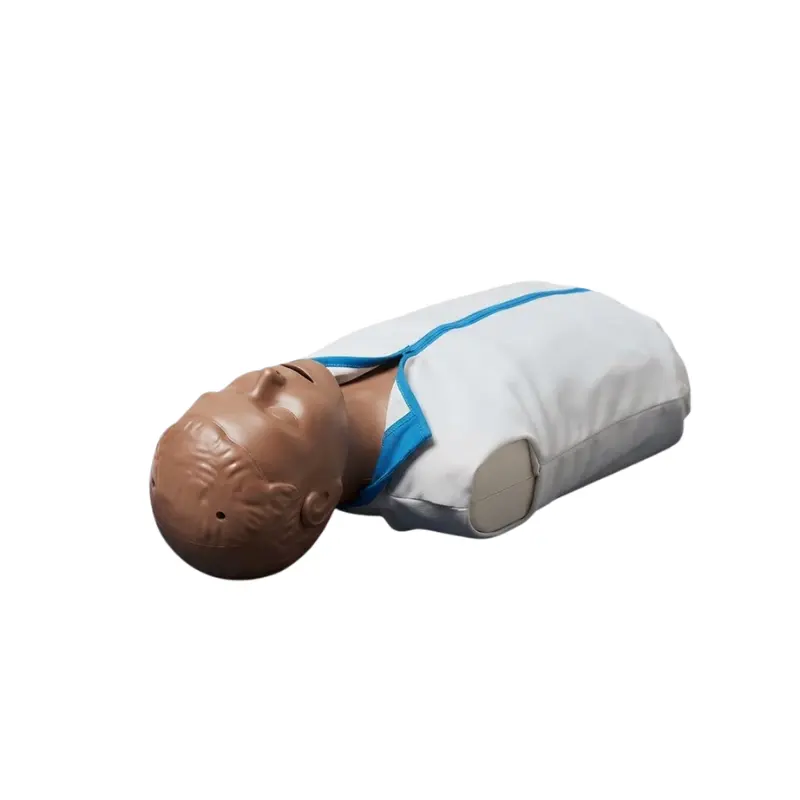 Maniquí pediátrico de RCP Laerdal Little Junior QCPR de piel oscura con torso blanco y cremallera azul aislado sobre fondo blanco.