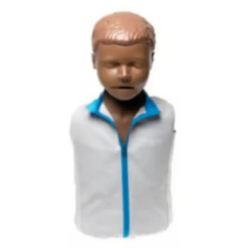 Maniquí pediátrico de RCP Laerdal Little Junior QCPR de piel oscura con torso blanco y cremallera azul aislado sobre fondo blanco.