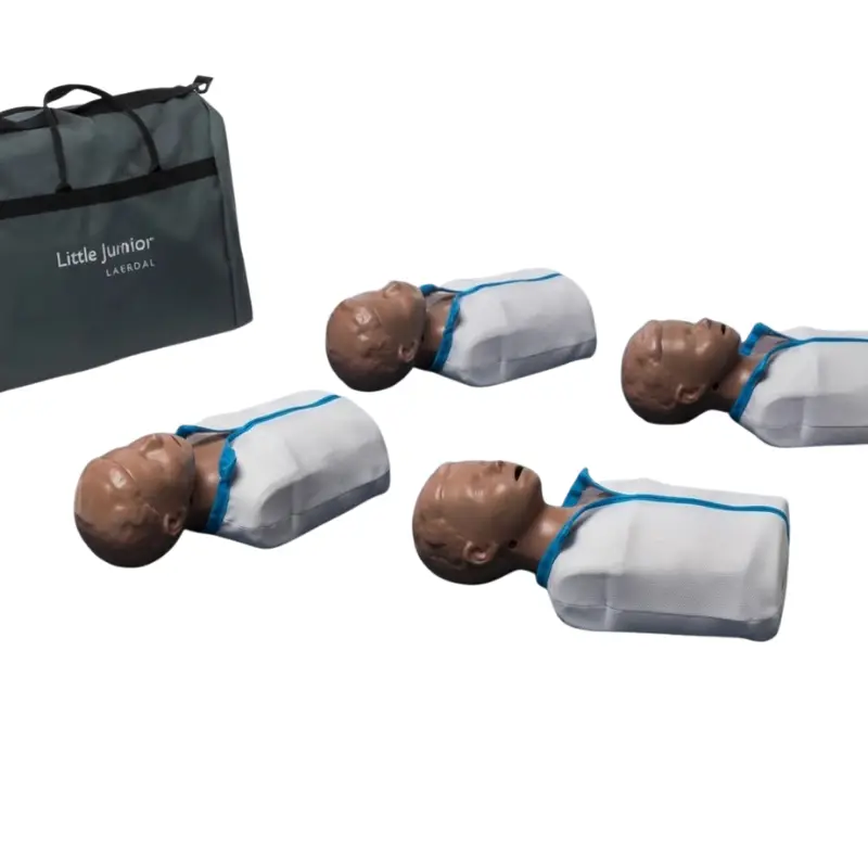 Bolsa de transporte gris junto a cuatro maniquíes pediátricos de RCP Laerdal Little Junior QCPR de piel oscura sobre fondo blanco.