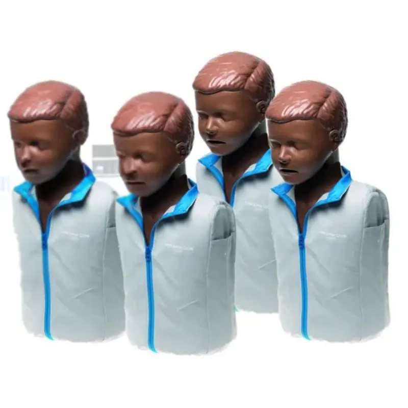 Cuatro maniquíes pediátricos de entrenamiento de RCP Laerdal Little Junior QCPR con tono de piel oscuro y chaquetas blancas.