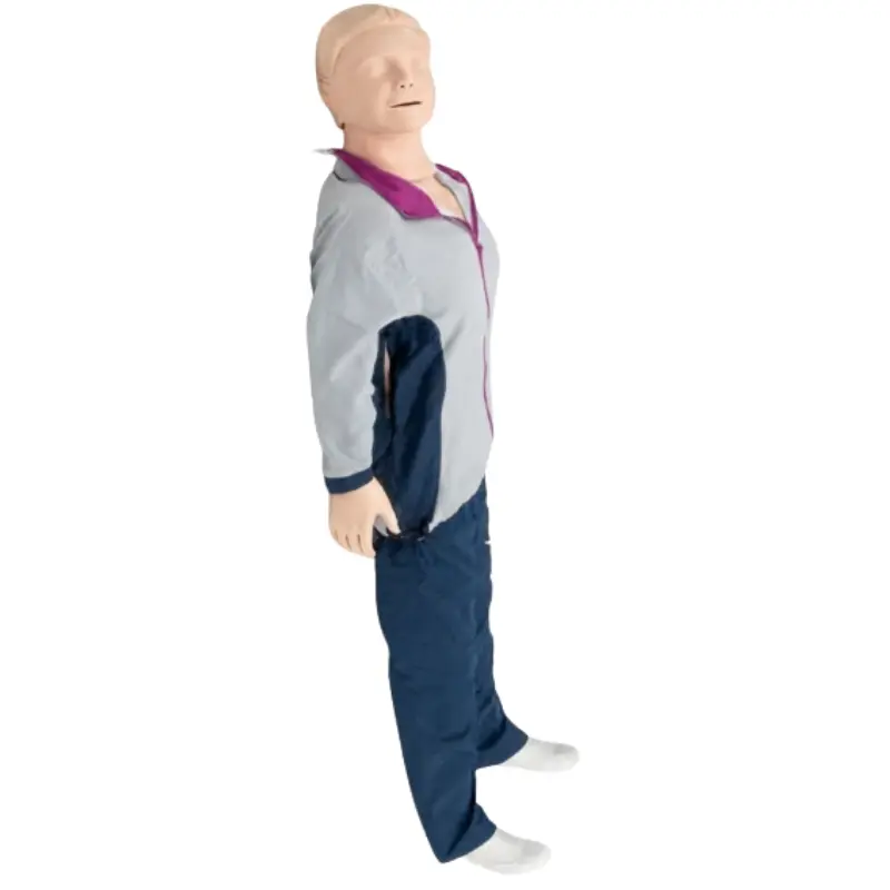 Maniquí de RCP de cuerpo entero Laerdal Resusci Anne QCPR vestido con chaqueta y pantalón sobre fondo blanco.