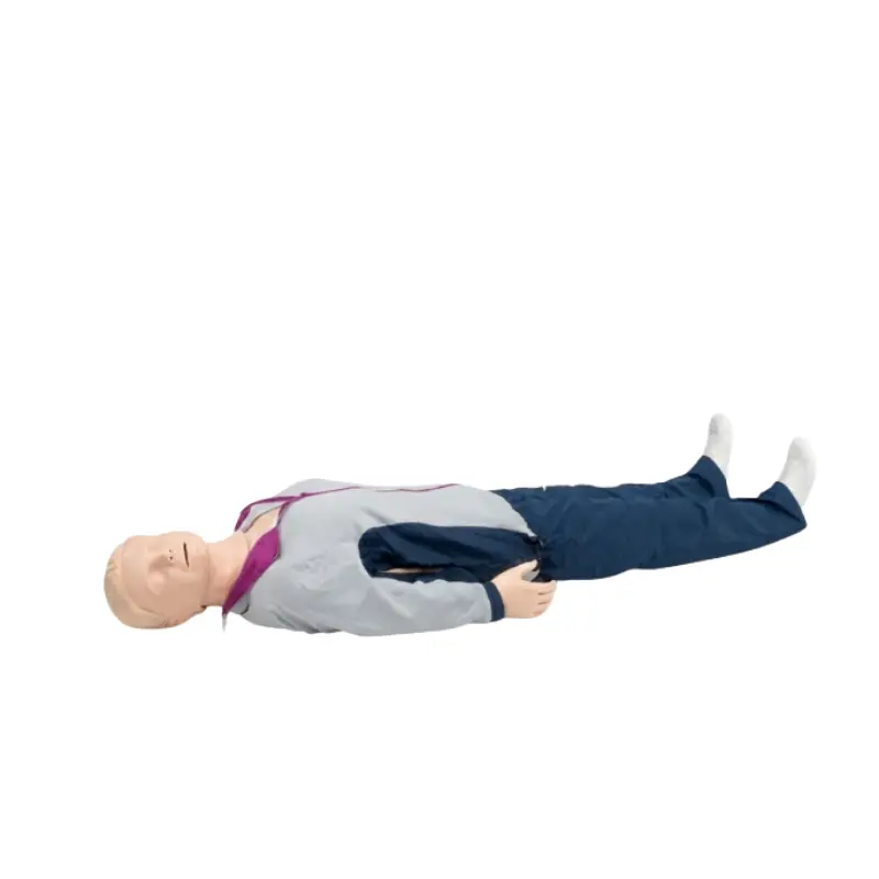 Maniquí de RCP de cuerpo entero Laerdal Resusci Anne QCPR vestido con chaqueta y pantalón sobre fondo blanco.