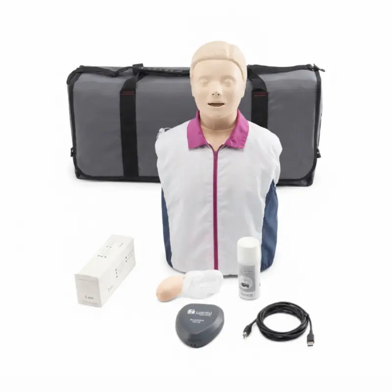 Maniquí torso Laerdal Resusci Anne QCPR DEA junto a su bolsa de transporte gris y accesorios de entrenamiento sobre fondo blanco.