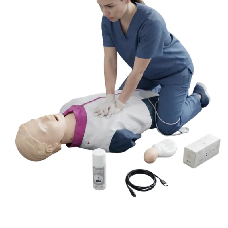 Sanitaria con uniforme azul realizando compresiones torácicas sobre el maniquí de reanimación Laerdal Resusci Anne QCPR.
