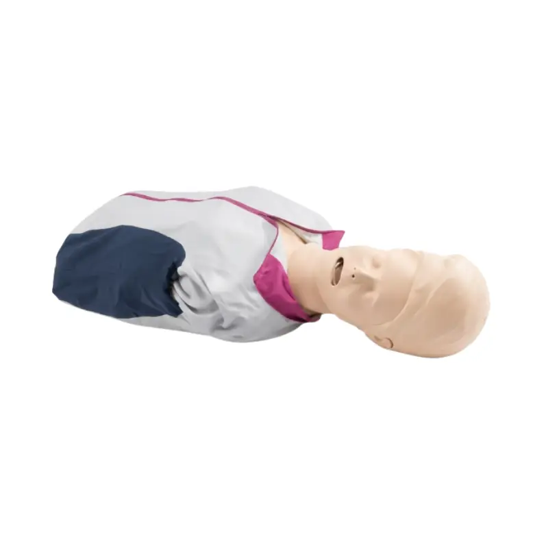 Maniquí torso Laerdal Resusci Anne QCPR DEA vestido con chaqueta deportiva sobre fondo blanco.