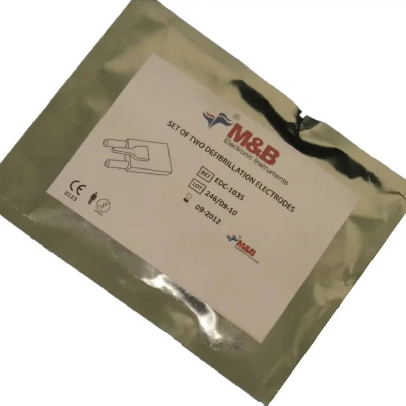 Envase metalizado sellado de los electrodos M&B AED 7000 con etiqueta de especificaciones técnicas y número de referencia.