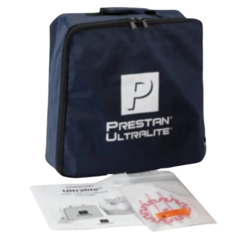 Bolsa de transporte azul con el logotipo Prestan Ultralite junto a documentación y accesorios de maniquí de RCP.