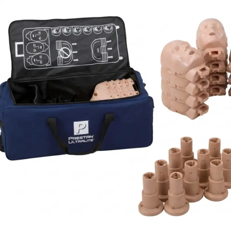 Bolsa de transporte azul abierta con diagramas y componentes del pack de 12 maniquíes de RCP Prestan Ultralite.