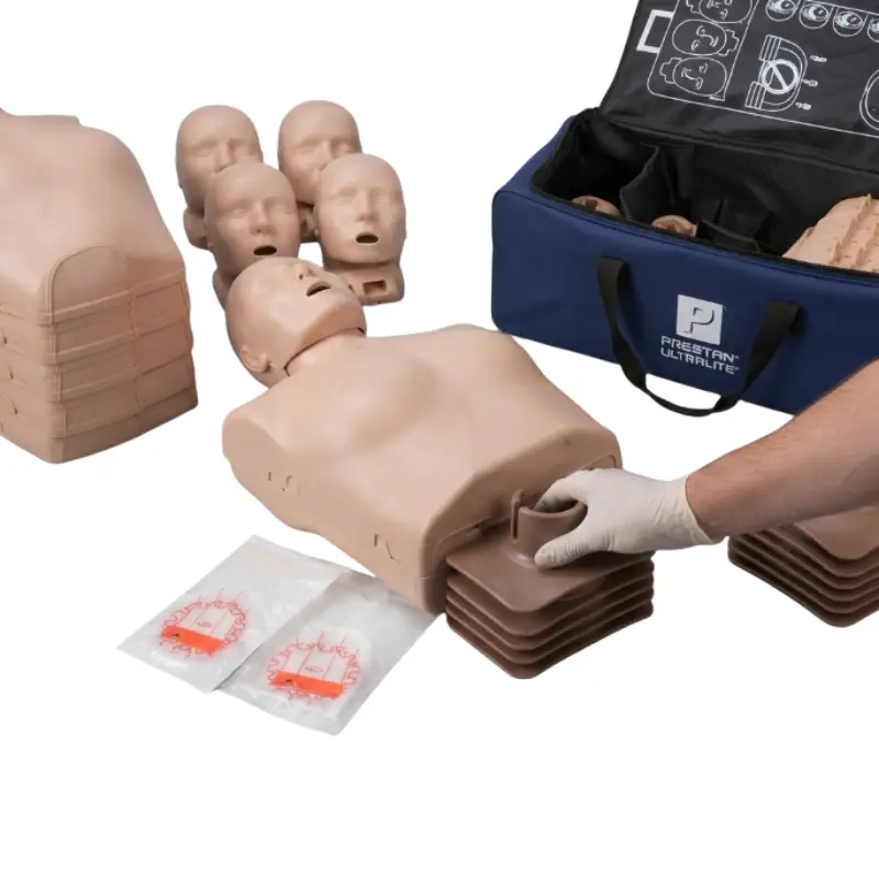 Operario con guantes blancos ensamblando la base y el torso de un maniquí Prestan Ultralite junto a la bolsa de transporte.