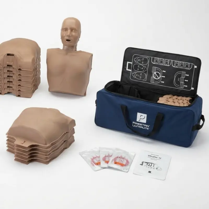 Bolsa de transporte azul abierta con componentes y maniquíes de RCP Prestan Ultralite de color oscuro desplegados en una mesa.
