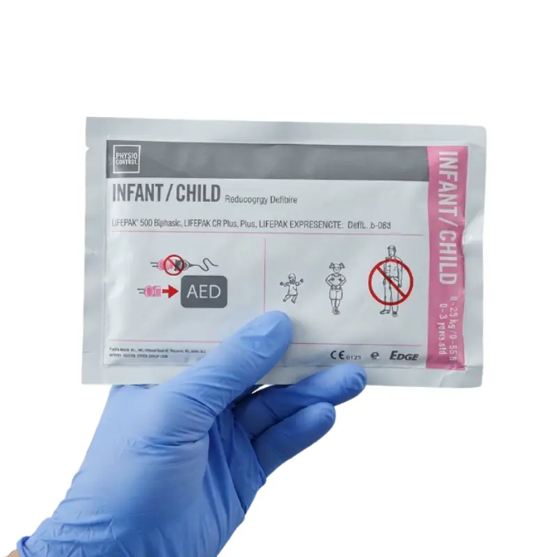 Sanitario con guantes azules sostiene el envase sellado de electrodos pediátricos Physio-Control Lifepak Redipak.