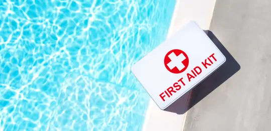 Piscina equipada con un botiquín de primeros auxilios