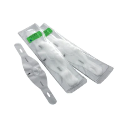 Botella de líquido para vendas frías sobre fondo blanco, utilizada en tratamientos corporales y de fisioterapia.