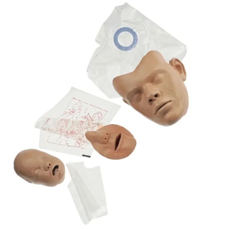 Despiece de un maniquí de reanimación AMBU Man que muestra cabezas, mascarillas faciales y bolsas pulmonares con válvula.