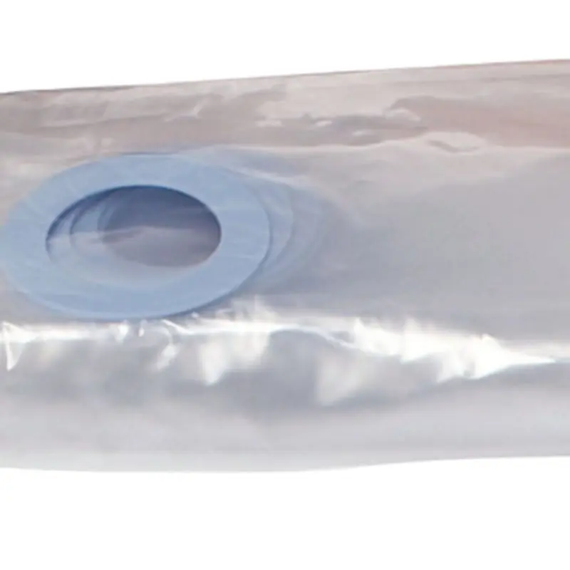 Detalle del interior de un rollo de bolsas pulmonares de plástico transparente con válvula circular azul para maniquíes AMBU Man.