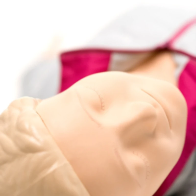 Resusci Anne con QCPR de Laerdal (Cuerpo completo con maleta)
