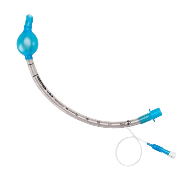 Tubo endotraqueal transparente con balón azul y línea radiopaca curvado sobre fondo blanco.
