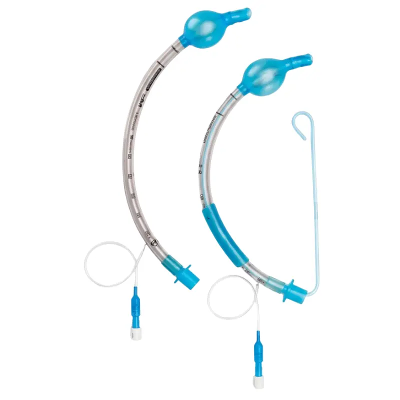 Dos tubos endotraqueales transparentes con balón azul y línea radiopaca, uno de ellos con guía estéril acoplada.