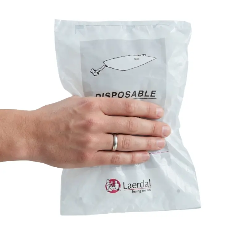 Mano humana sujetando un paquete sellado con vías respiratorias pediátricas Laerdal.