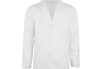 Bata unisex blanca de manga larga con solapas y botones frontales aislada sobre fondo blanco.