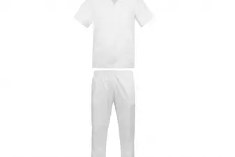 Conjunto sanitario unisex blanco de manga corta compuesto por casaca y pantalón sobre fondo blanco.