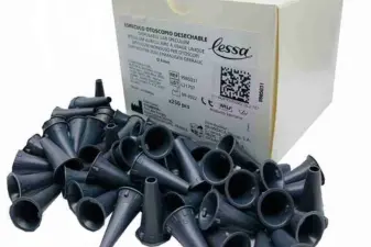 Caja dispensadora abierta junto a un montón de espéculos otoscópicos negros desechables de 4 mm.