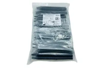 Bolsa de plástico transparente conteniendo un gran lote de espéculos otoscópicos negros con etiqueta técnica.