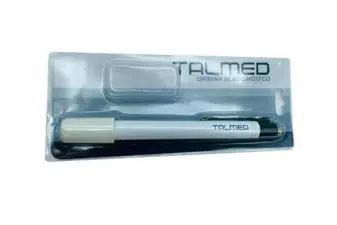 Linterna de diagnóstico médica blanca con clip de sujeción en su blíster de plástico sellado con la marca Talmed.