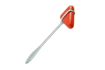 Martillo de reflejos Taylor con mango metálico delgado y cabeza triangular de goma roja sobre fondo blanco.