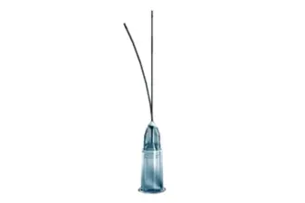 Microcánula Magic Needle de calibre 22G y 57 mm de longitud con conector de plástico azul, aislada sobre fondo blanco.
