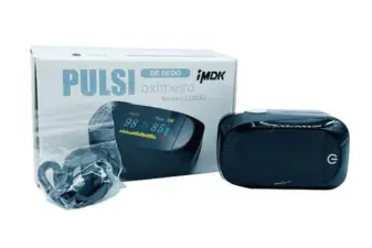Pulsioxímetro de dedo negro iMDK junto a su caja de presentación blanca y un cordón de sujeción embolsado.