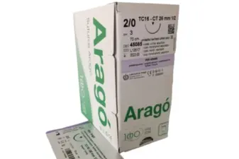 Caja de cartón de sutura absorbible Aragó con especificaciones técnicas impresas junto a su sobre estéril individual.