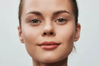 Primer plano del rostro de una mujer con rasgos equilibrados para tratamientos de armonización facial.