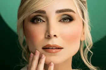 Rostro de una mujer con pómulos definidos para tratamientos de medicina estética facial.