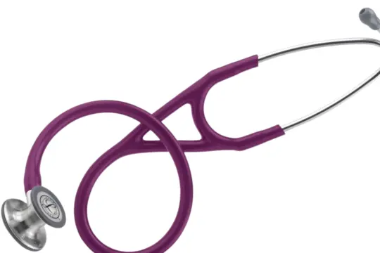 Fonendoscopio Littmann Cardiology IV de color frambuesa colocado en espiral sobre un fondo blanco liso.