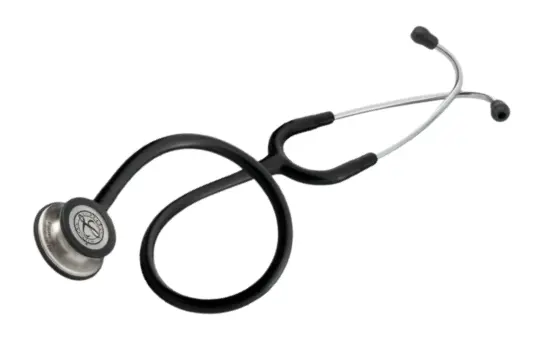 Estetoscopio Littmann Classic III de color negro en espiral sobre un fondo de estudio completamente blanco.