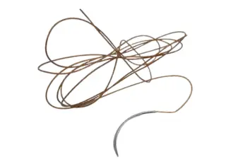 Hilo de sutura quirúrgica de catgut de origen natural en bucle con aguja curva de acero inoxidable.