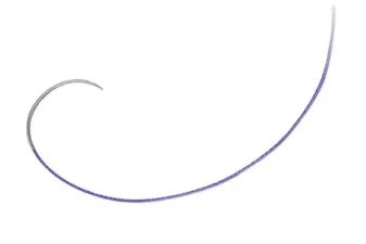 Filamento de sutura quirúrgica trenzada de color violeta con una aguja curva de acero inoxidable en el extremo.