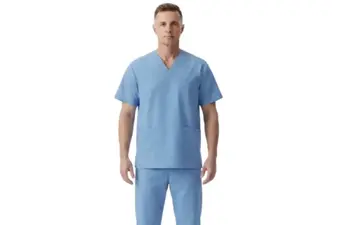 Hombre con pijama quirúrgico sanitario azul de manga corta y cuello en V de pie sobre fondo blanco.