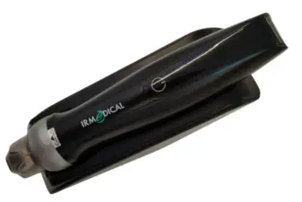 Mango inalámbrico negro y plateado del dispositivo Active Derma IR colocado horizontalmente sobre su base de carga.
