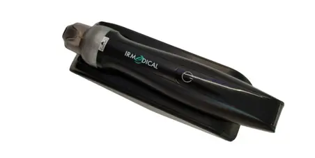 Mango ergonómico negro y plateado del dispositivo inalámbrico Active Derma IR apoyado sobre su base.
