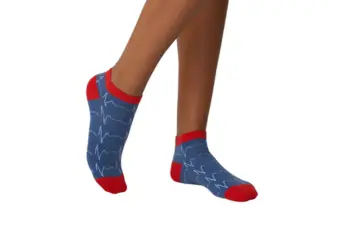 Pies con calcetines tobilleros de diseño azul estampados con líneas de pulsaciones en color blanco, talón y puntera rojos.