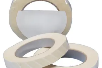 Rollo de cinta de vapor adhesiva de 19 mm para control de esterilización en autoclave sobre superficie blanca.