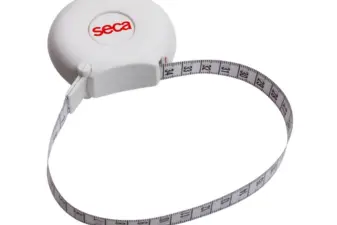 Cinta métrica ergonómica blanca de perímetro SECA 201 con el logotipo rojo y la cinta desplegada formando un bucle.