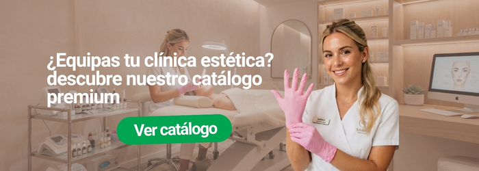 Profesional de la salud o estética sonriendo mientras se coloca guantes rosados en una clínica estética moderna, con un botón verde que dice Ver catálogo.